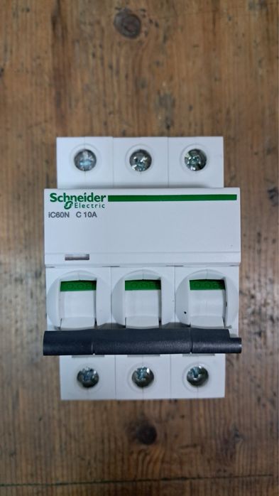 Триполюсни автоматични прекъсвачи  Шнайдер
