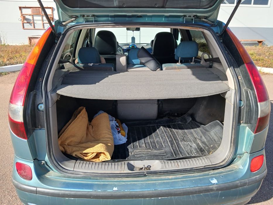 Nissan Almera Tino машина