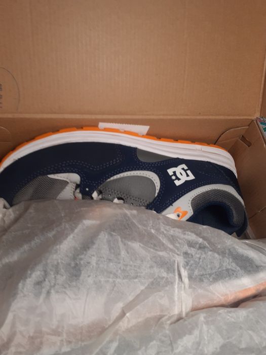 Adidasi DC SHOES. NR 39