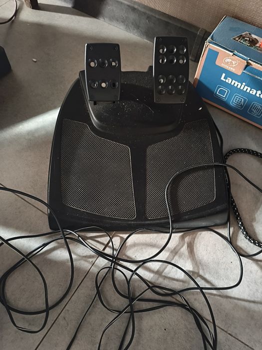 Игровой руль с педалями
