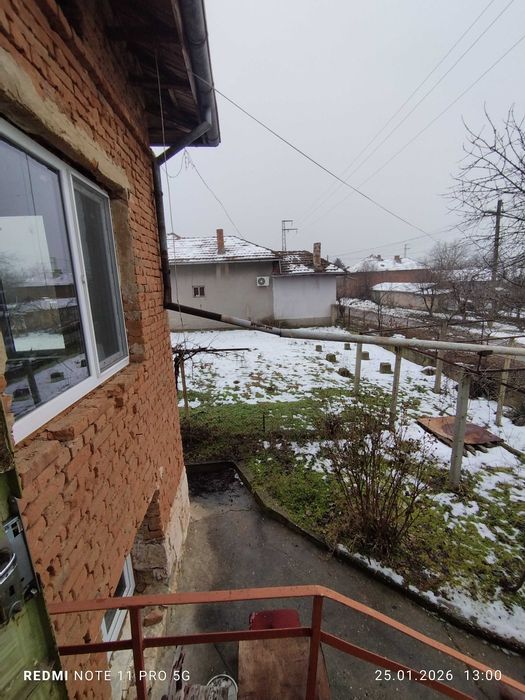 Продавам къща с двор в с. Новград