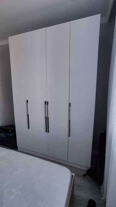 Современный четырехстворчатый шкаф в идеальном состоянии