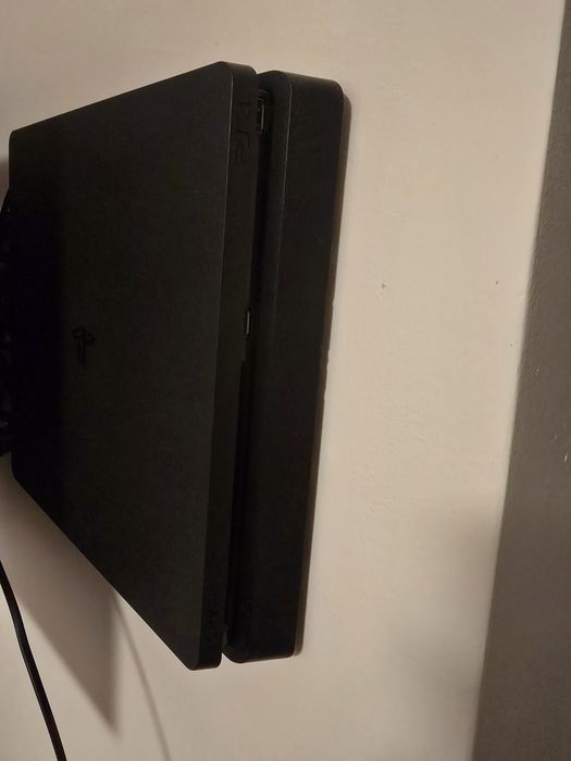 Playstation 4 slim
