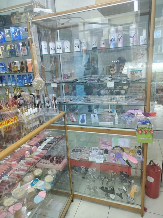 Продается шкаф витрина и стол витрина