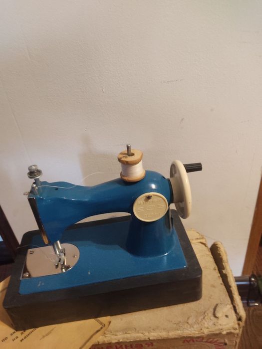 Винтажная детская швейная машинка (рабочая, оригинал)