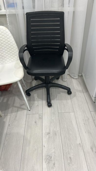 Кресло офисное в отлином состоянии