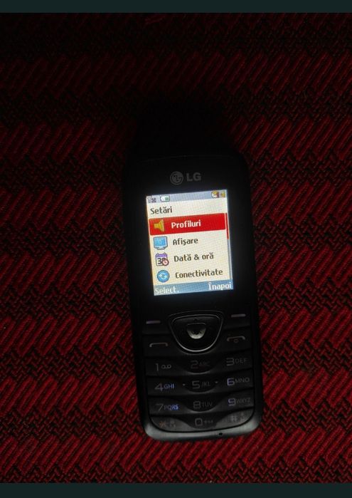 Telefon LG cu taste și cameră, mic, robust si practic