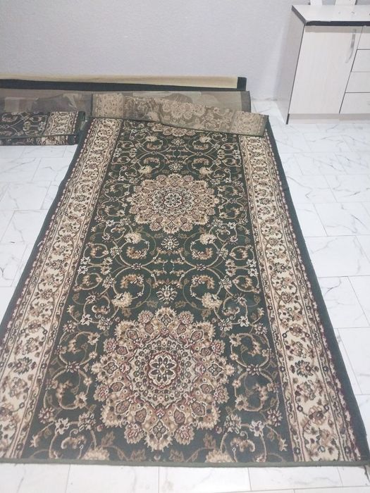 Гилам сотилади.Холати зур иккта дорожкаси билан