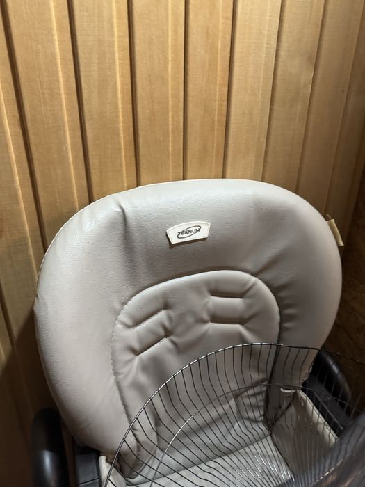 Стульчик для кормлению серого цвета