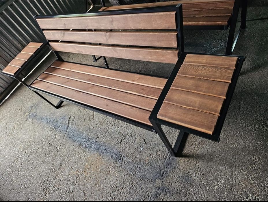 Лавочка со столиками по бокам