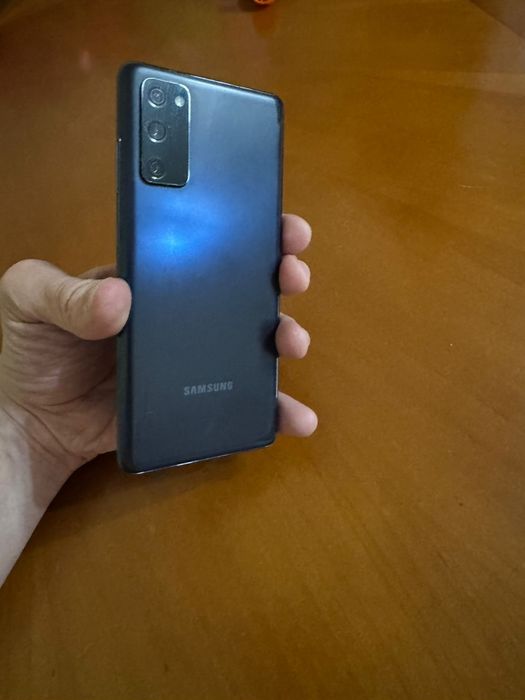 Продам Samsung S20 в идеальном состоянии.