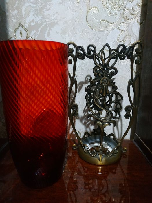 Винтажная рубиновая ваза в металлической оправе.