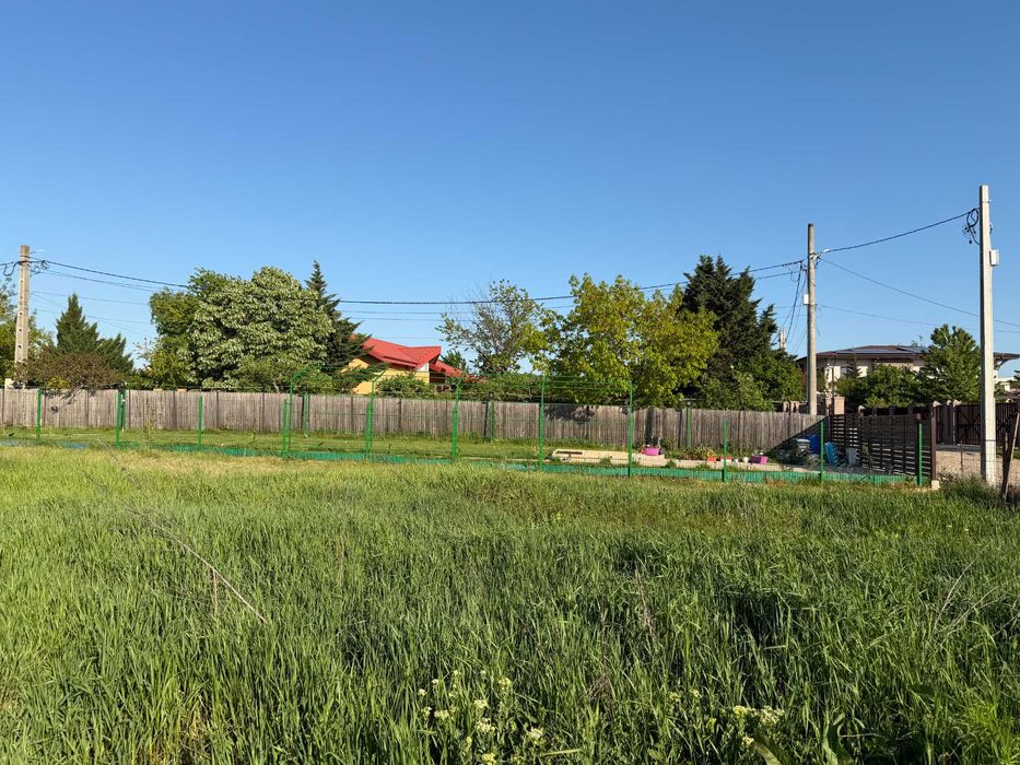 Teren intravilan 500 mp în Cocoșești – vedere la pădure, utilități la poartă, deschidere 16,5 m