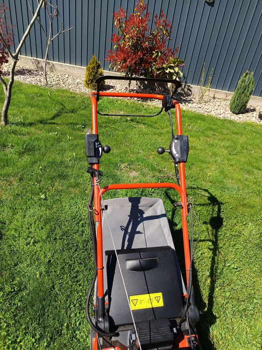 Mașină tuns iarba cu tracțiune