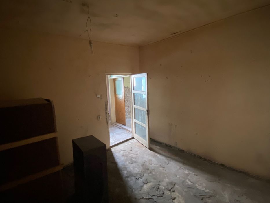 Locația cu casa și garaj…  0758728367