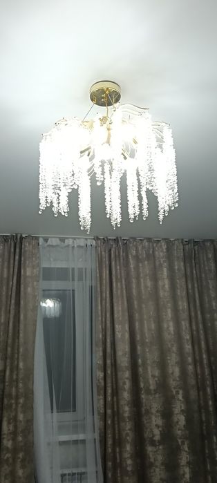 Продам люстру  с лампочками