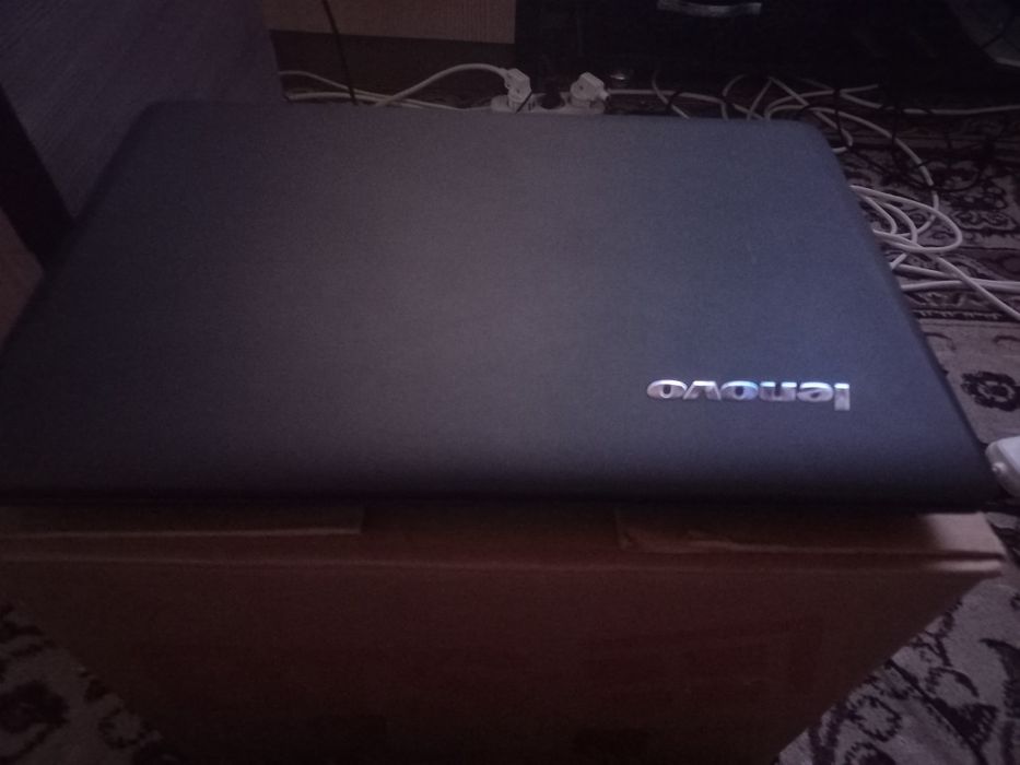 Notebook Lenovo ideal holati tiniq ofisnoy holati yangi.