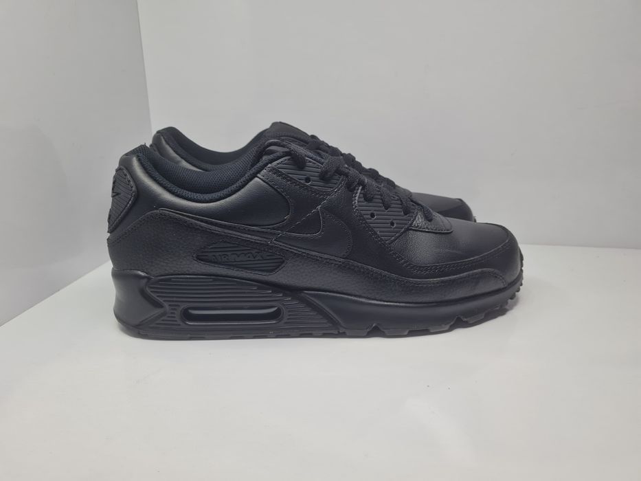 Кецове Nike Air Max 90

Чисто нови без кутия.

Размер 46 стелка 30 см.

Цена 80 евро.