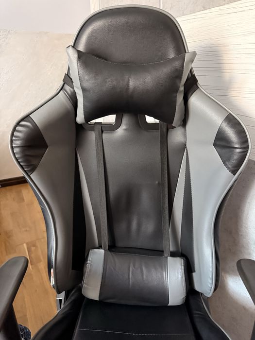 Vand scaun de gaming pentru birou