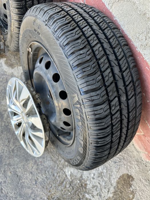 Комплект шин с дисками и калпаками