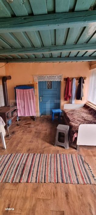 Casa cu doua corpuri,curte si gradina