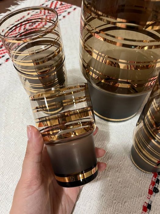 Кувшин и пять стаканов