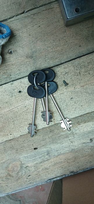 Замок дверной на выходнои дверь