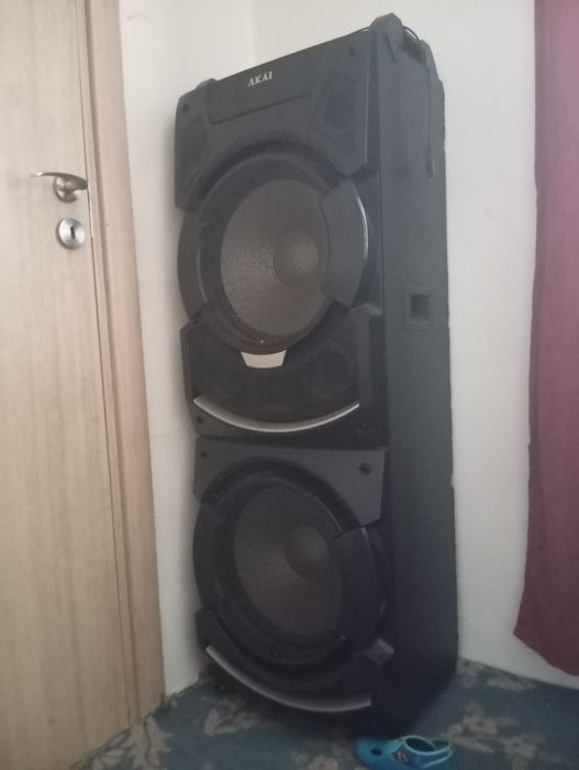 vând boxa akai în stare buna