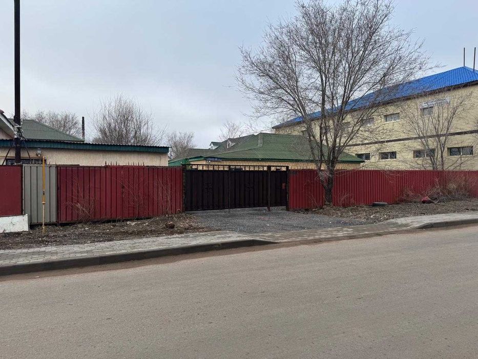 Два дома на оживленной дороге