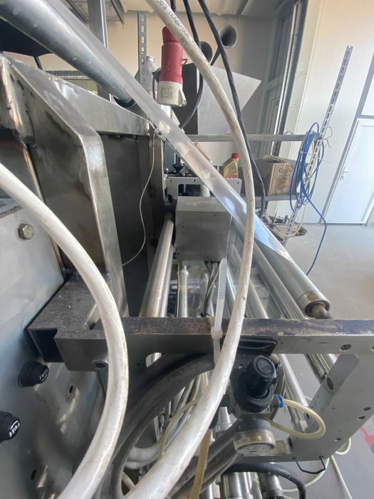 Пакетираща вертикално, тегловна машина за пакети от 1-4кг, почти нова