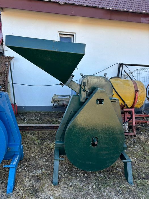 Moara cu ciocanele după tractor
