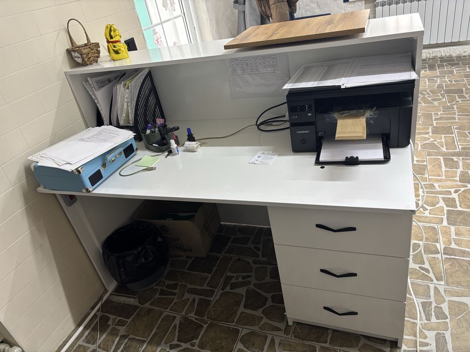 Ресепшн с тумбочкой  б/у (1 год в эксплотации)