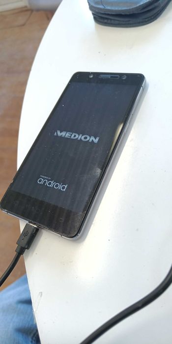 2  броя телефони 8 ядрени Medion s5004