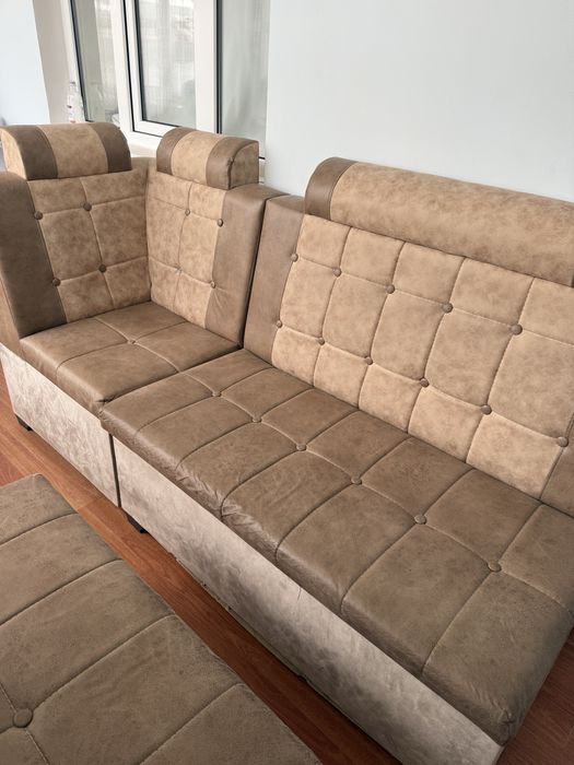 Кухонный уголок с пуфиками