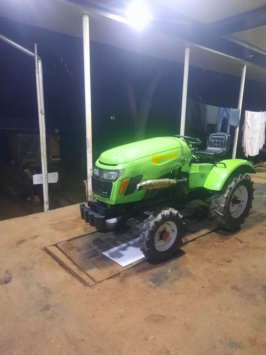 Mini trakror sotiladi