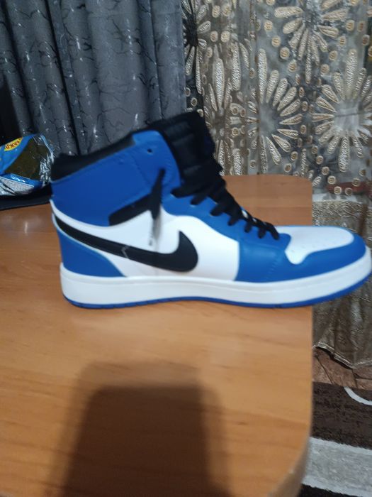 Продам кроссовки наик