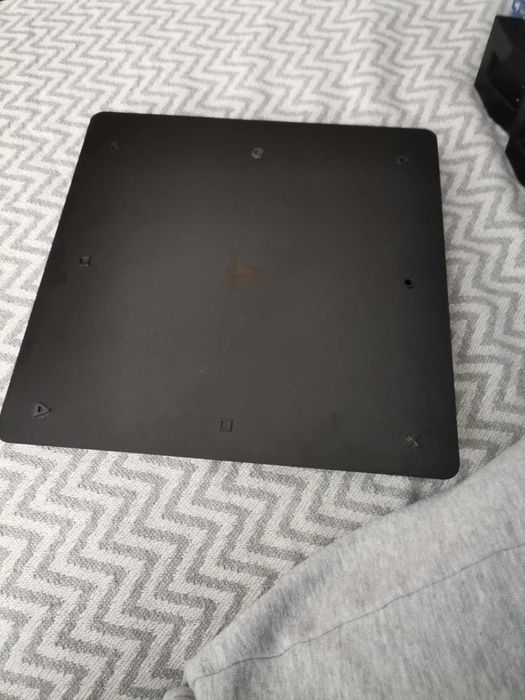 Ps4 500gb в отлично състояние с всички кабели и един джойстик.