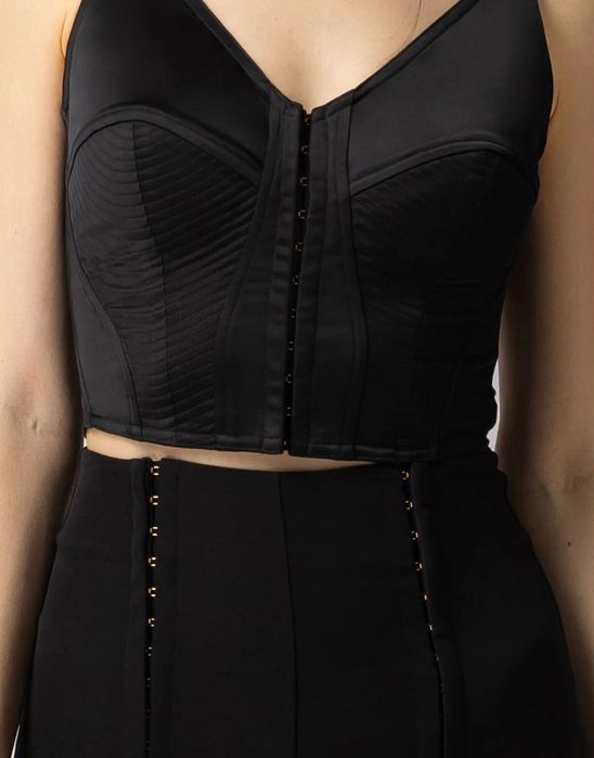Corset negru mulat nou, din satin italian, pret in magazin 1600 lei