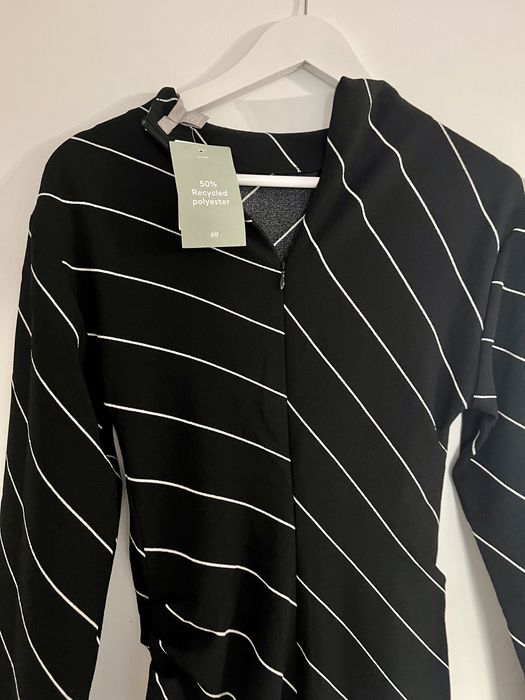 Rochie H&M neagră cu dungi albe oblice XS mâneci lungi nou cu etichet