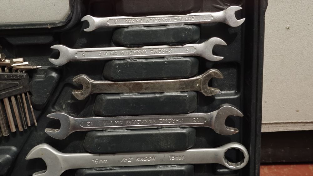 Набор инструментов в пластиковом чемодане