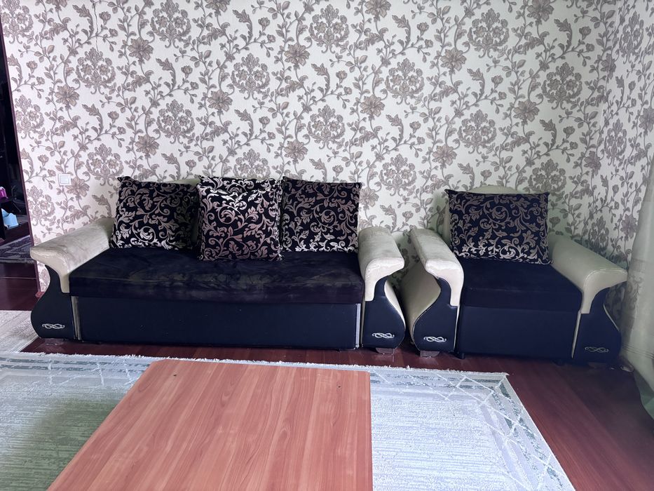 Диван екі креслосымен сатылады.