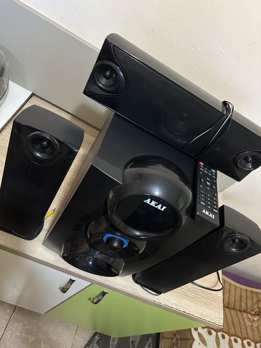 Vând sistem audio Akai SS028A-3208C, 3.1, bluetooth, radio FM negru