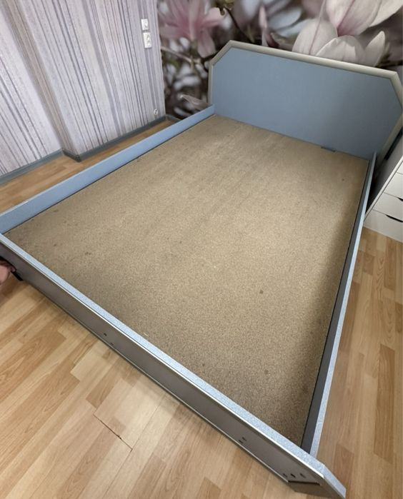 Продам кровать 1,5 на 2+ матрас.