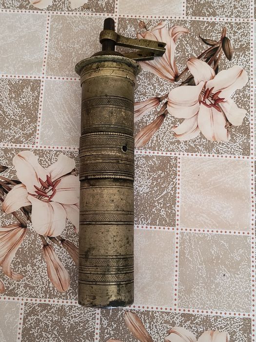 Старинна ръчна кафемелачка