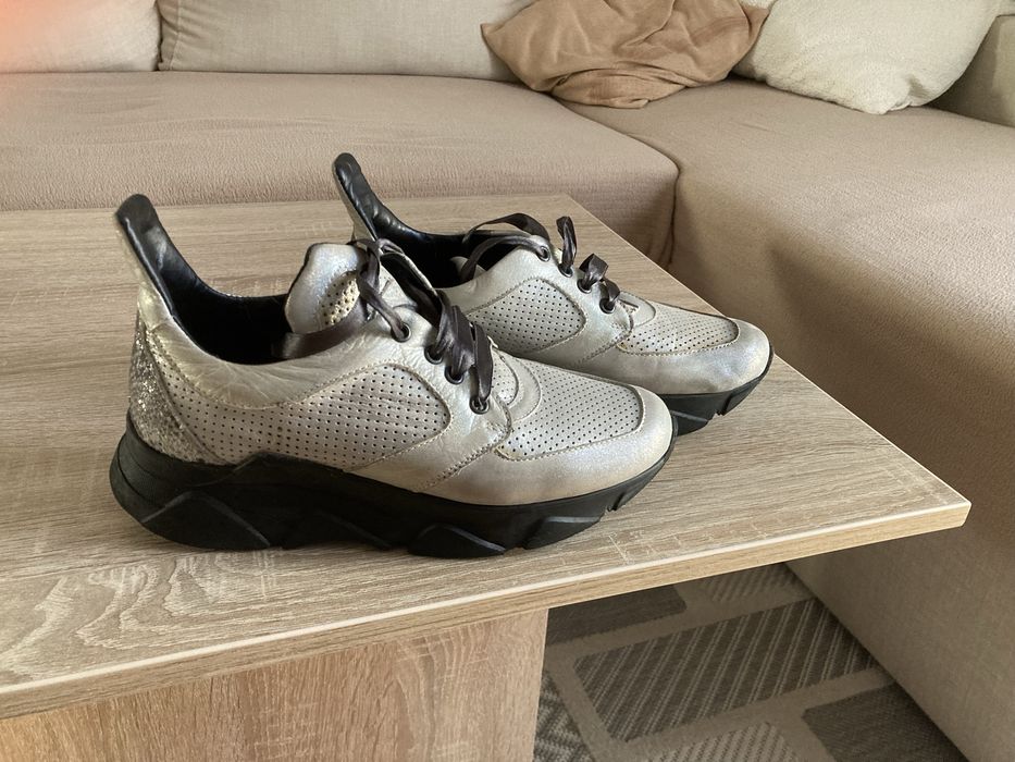 Сребристи сникърси, естествена кожа, размер 36