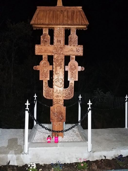 Troita sculptata manual pe lemn  de stejar