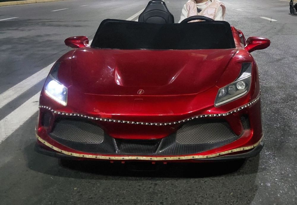 Ferrari f8 bolalar mashinasi