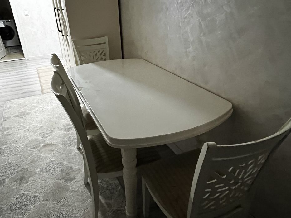 Стол с 4 стульями б/у