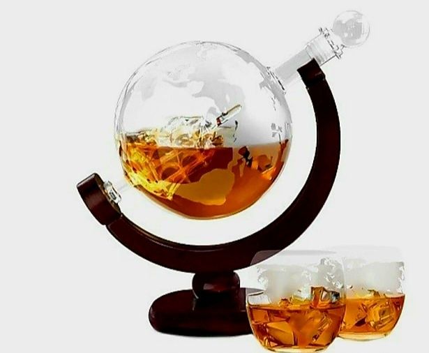 Подарък с характер / стъклен глобус декантер със стойка и чаши /