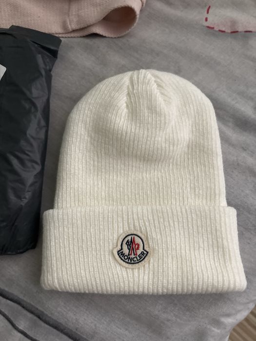 Caciula moncler alba sau neagra